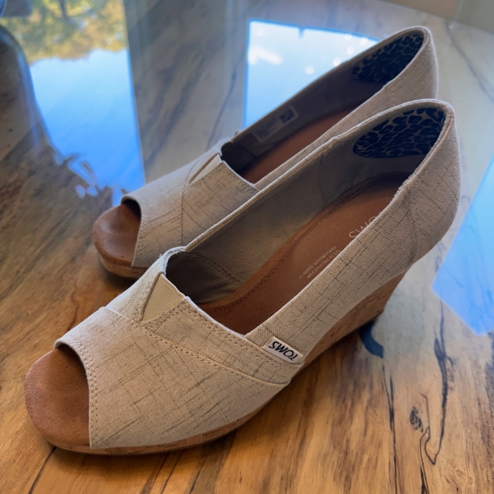 TOMS Classic Wedge Sandal - Size 9 - Taupe